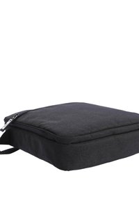 Bolsa para portátil de tela negra con textura suave, cierre de cremallera, forma plana y correa ajustable. No presenta patrones o acentos visibles.