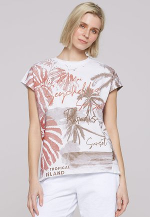 Weißes Kurzarm-T-Shirt mit roten und braunen tropischen Palmenprints und Text, im entspannten Schnitt und mit weicher Textur.