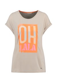 T-shirt beige à manches courtes avec un imprimé textuel graphique en orange et rose "OH LALA" sur le devant. Matériau léger et lisse avec une coupe décontractée.