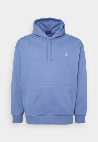 Blå hettegenser laget av myk bomull med kengurulomme, snor i hetta, og en liten hvit logo på brystet. Klassisk passform med ribbede mansjetter.