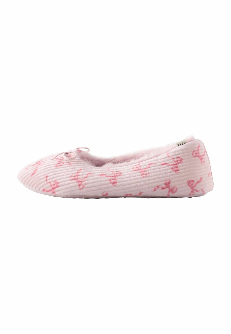 Lichtroze pantoffel met een ribbeltextuur, voorzien van een strikaccent en een zacht, fluffy interieur, versierd met kleine, roze ontwerpen.
