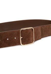 Hnědý semišový pásek se čtvercovou zlatou přezkou, s rovnoměrně rozmístěnými dírkami po celé délce pro nastavení velikosti.