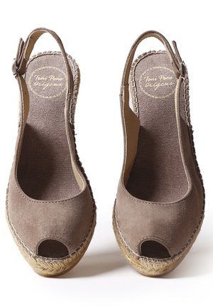Braune Wildleder-Espadrilleschuhe mit offener Zehe, Slingback-Design und gewebter Jutesohle. Texturiertes Material und sichtbare Nähdetails.