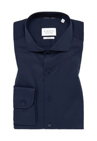 Dunkelblaues Hemd aus glattem Stoff, slim fit Design, mit klassischem Kragen und knöpfbarem Manschette mit passenden Knöpfen. ETERNA-Label sichtbar.