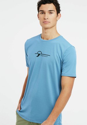 Blaues Kurzarm-T-Shirt aus strukturiertem Stoff mit einem schwarzen grafischen Logo "PROTEST" auf der Vorderseite in der Mitte.