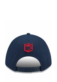 Marineblaues Cap mit runder Form, verziert mit einem roten, gestickten NFL-Logo und Sternen. Hergestellt aus einem Stoff mit strukturiertem Finish, mit verstellbarem Riemen auf der Rückseite.