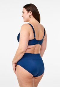 Set di bikini blu navy con spalline regolabili, chiusura posteriore e mutande a vita alta, realizzato in tessuto morbido e elasticizzato.