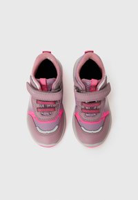 Ein Paar pinke und lila Kleinkind-Sneaker mit Klettverschlüssen und elastischen Schnürsenkeln auf einem weißen Hintergrund.