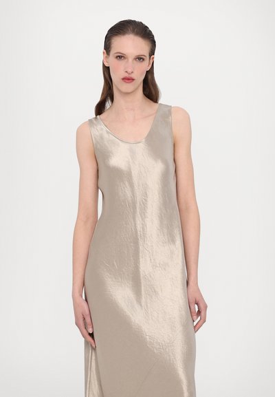 Sateng beige ermeløs kjole med rund utringning, myk glans og A-linje silhuett; har en subtil teksturert finish.
