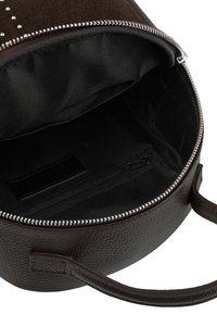 Borsa a tracolla in pelle marrone con finitura testurizzata, chiusura con zip e interno in tessuto nero con una piccola tasca con zip.
