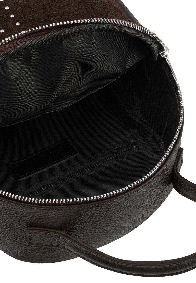 Borsa a tracolla in pelle marrone con finitura testurizzata, chiusura con zip e interno in tessuto nero con una piccola tasca con zip.