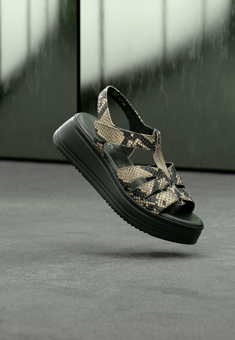 Πλατφόρμες πέδιλα με επάνω μέρος από μαύρο και μπεζ συνθετικό δέρμα φιδιού, με λεπτομέρειες λουριών και υφή στη μαύρη λαστιχένια σόλα.