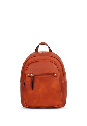 Kompaktowy brązowy skórzany plecak z przednią kieszenią na suwak, górnym uchwytem i podwójnym zamkiem błyskawicznym na białym tle.