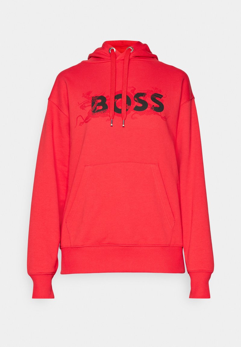 Hoodie rouge avec un grand logo noir "BOSS", poche kangourou, capuche avec cordon de serrage, et poignets et ourlet côtelés. Tissu doux, coupe décontractée.
