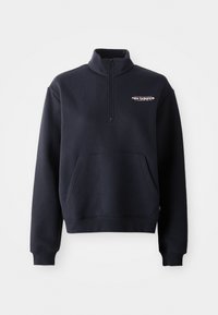 Sweat-shirt en polaire bleu marine avec un col montant, une fermeture éclair au milieu et une poche kangourou. Présente un logo "New Balance" discret en blanc.