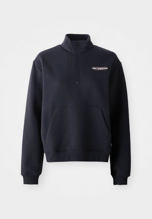 Mornarsko flis dukserica s visokim ovratnikom, polu-zip prednjim dijelom i novčanik džepom. Sadrži suptilno "New Balance" brendiranje u bijeloj boji.