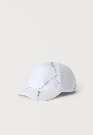 Gorra de béisbol blanca con visera curvada y patrones de líneas abstractas grises sobre un fondo claro y liso.