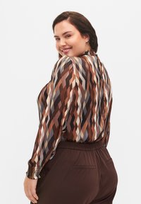 Zizzi WITH SMOCK - Pluus - earthy zig zag