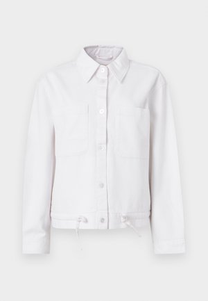 Weißer Baumwolljacke mit langen Ärmeln, Knopfleiste, zwei Brusttaschen und verstellbarem Kordelzug am Saum. Glatte Textur, mit Kragen.