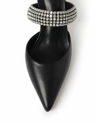 Zwarte leren pumps met spitse neus, voorzien van een enkelbandje met rhinestones, een soepele textuur en een slank silhouet, afgewerkt met een glanzende look.