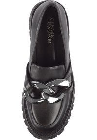Mocassin en cuir noir avec semelle épaisse et grande chaîne argentée sur le dessus, nom de la marque Cesare Gaspari visible à l'intérieur.