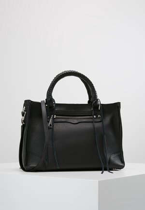 Zwart gestructureerde leren handtas met gevlochten handvatten, voorvak met ritssluiting en lange schouderriem, geplaatst op een wit voetstuk.