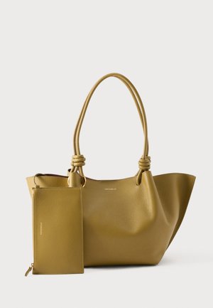 Borsa tote in pelle giallo senape con manici doppi annodati e pochette con cerniera staccabile abbinata, esposta su sfondo bianco.
