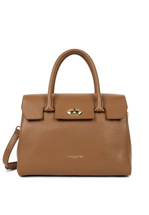 Borsa a tracolla in pelle marrone con un design strutturato, dotata di manico superiore, tracolla removibile e hardware in tono oro. Chiusura a patta distintiva.