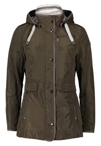 Kurtka oliwkowa z kapturem, zapięcie na srebrny zamek i zatrzaski, boczne kieszenie oraz kontrastowe szare obszycia wzdłuż szwów i kaptura.