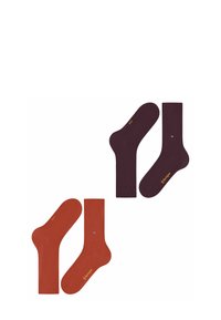 Wyeksponowane są dwie pary skarpetek: jedna w głębokim burgundzie, a druga w ciepłym kolorze rdzy. Każda skarpetka ma małe logo.