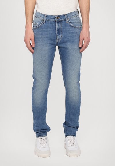 Světle modré džíny ve slim fit designu, s klasickým pětikapsovým stylem, jemným vyblednutím a našitými detaily podél kapes.