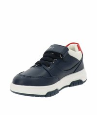 Zapatilla de cuero azul marino con suela blanca, cordones negros y tiras de Velcro. Presenta un detalle en rojo en el talón y costuras decorativas.