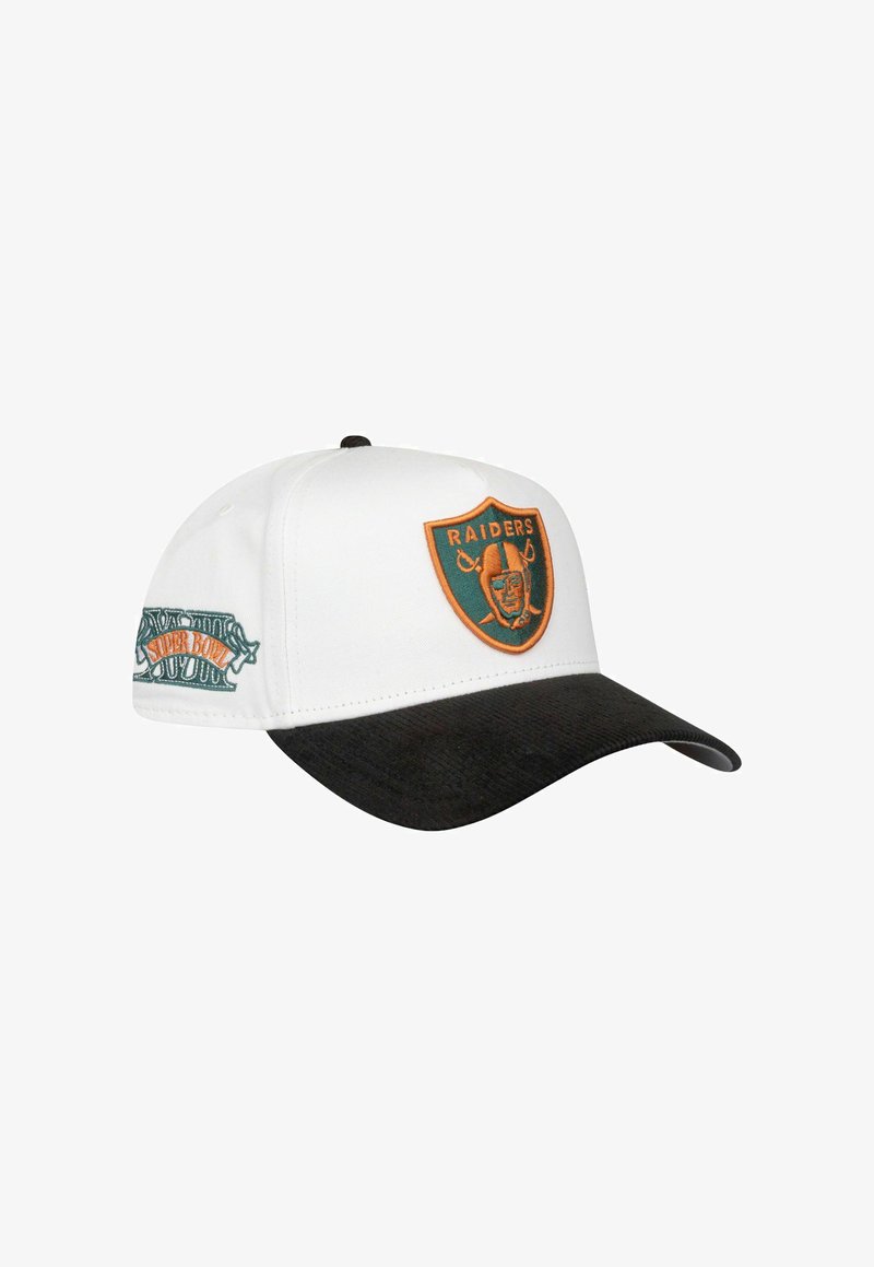 Weißer Baseballcap mit schwarzem Schirm, vorne mit einem orangefarbenen "Raiders"-Logo und an der Seite mit einem grünen "Super Bowl"-Patch.