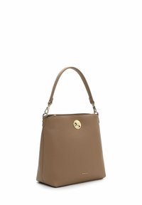 Hellbraune Lederhandtasche mit strukturierter Form, einem einzelnen Griff, goldfarbener runder Hardware und glatter Textur. Verfügt über einen Reißverschlussverschluss.
