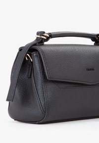 Borsa a mano in pelle nera con finitura testurizzata, dotata di manico superiore, chiusura a patta e dettagli in hardware color oro.
