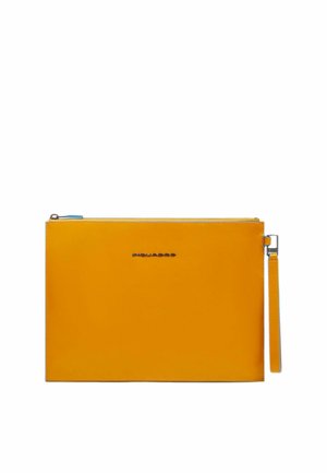 Gelbe Leder-Clutch mit glatter Textur, Reißverschluss und abnehmbarem Handgelenkriemen. Die Clutch hat ein geprägtes Markenlogo in dunklem Ton.