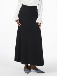 Jupe noire longue avec un tissu lisse et texturé et une taille ajustée, associée à des escarpins à talons aiguilles bleu clair.