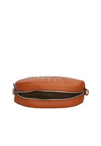 Oranje leren pouch met zilveren studs aan de bovenkant, ritssluiting en een gladde buitenkant. Compacte, ovale vorm, geschikt voor kleine items.