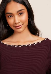 Friends Like These EMBELLISHED OFF THE SHOULDER - Džemper - red