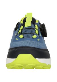 Blå sportskor med ovandel i mesh, gula detaljer, snörningssystem och en svart ratt. Har en kraftig vit och gul yttersula.