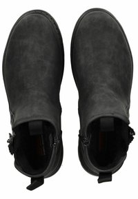 Botas de tobillo negras hechas de material sintético texturizado, con cremalleras laterales y una punta lisa y redondeada. Incluyen refuerzo en el talón y tiradores.