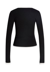 Musta pitkähihainen paita, jossa on slim fit -malli, pyöreä kaula-aukko sekä kontrastivärinen valkoinen helma ja hihansuut. Valmistettu sileästä ja joustavasta kankaasta.
