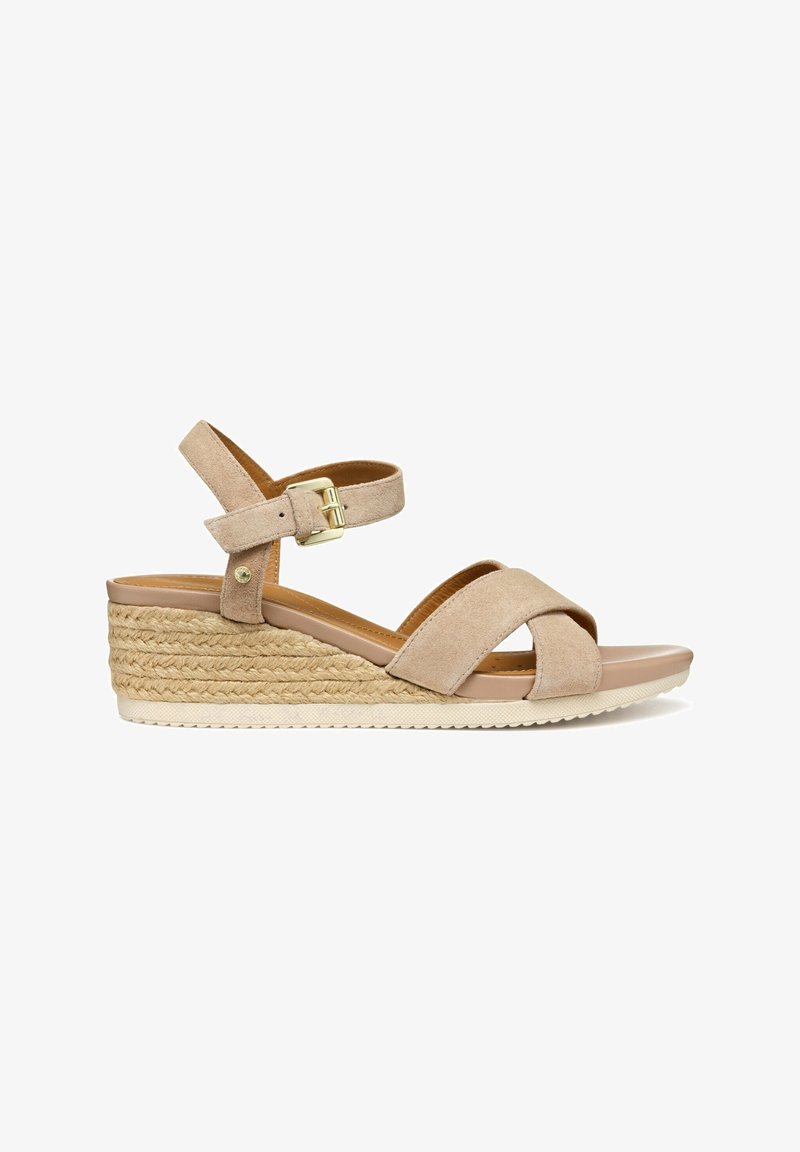 Sandale compensée beige en daim avec bride à la cheville, boucle dorée, plateforme en jute tressée et bout ouvert sur fond blanc.