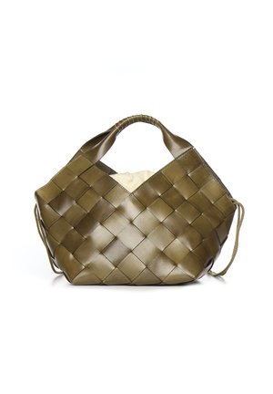 Sac à main en cuir tissé vert olive avec une poignée courte et un tissu beige partiellement visible à l'intérieur.