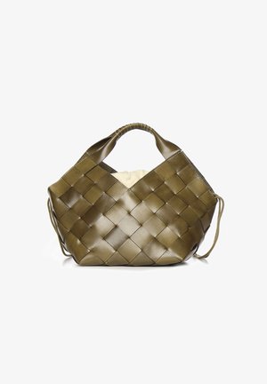 Bolso de mano de cuero tejido verde oliva con asa corta y tela beige parcialmente visible en el interior.
