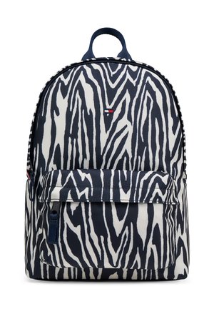 Sac à dos avec motif à rayures zèbre noir et blanc et poche avant zippée, avec un petit logo rouge, blanc et bleu près du centre supérieur.
