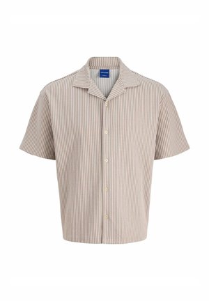 Camicia a maniche corte con bottoni in beige con sottili righe verticali, colletto da campeggio e tessuto leggero. Presenta bottoni di colore chiaro.
