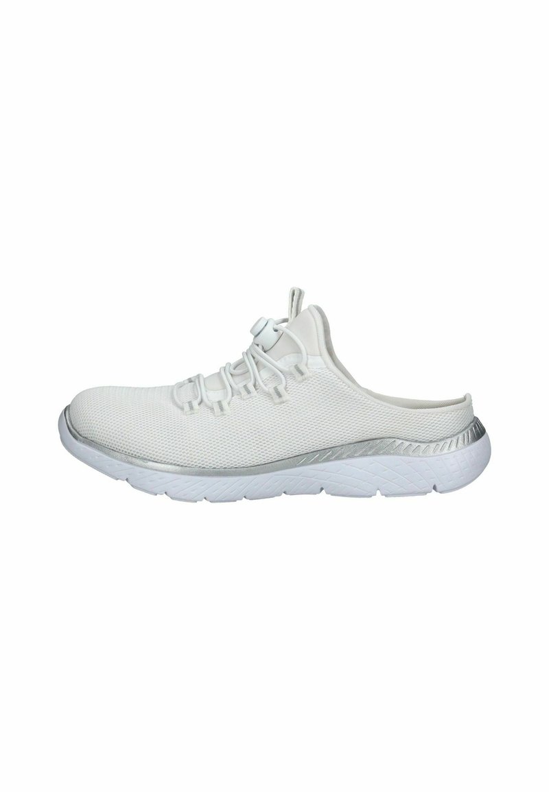 Weiße Netzstoff-Schlupfschuhe mit strukturierter Oberseite, runder Zehenpartie und leichter Gummisohle mit einem silbernen Akzentstreifen.