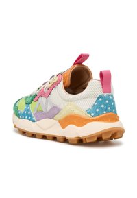 Baskets multicolores en mesh et en daim, au design courbé, avec des accents de points de polka remarquables et une semelle robuste avec des crampons de traction.