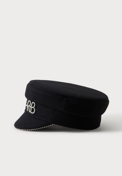 Casquette noire à dessus plat avec une visière courte, ornée de perles d'argent le long du bord et des initiales argentées "PB" à l'avant.